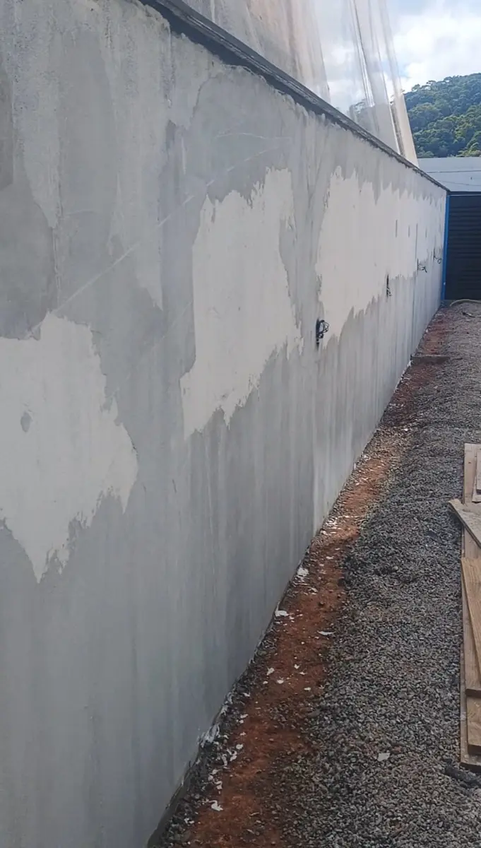 Muro externo antes do revestimento, reboco aparente