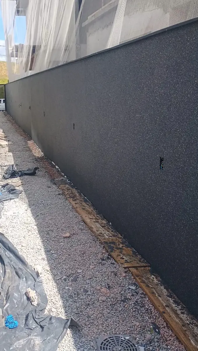 Muro externo depois da aplicação de pedras naturais
